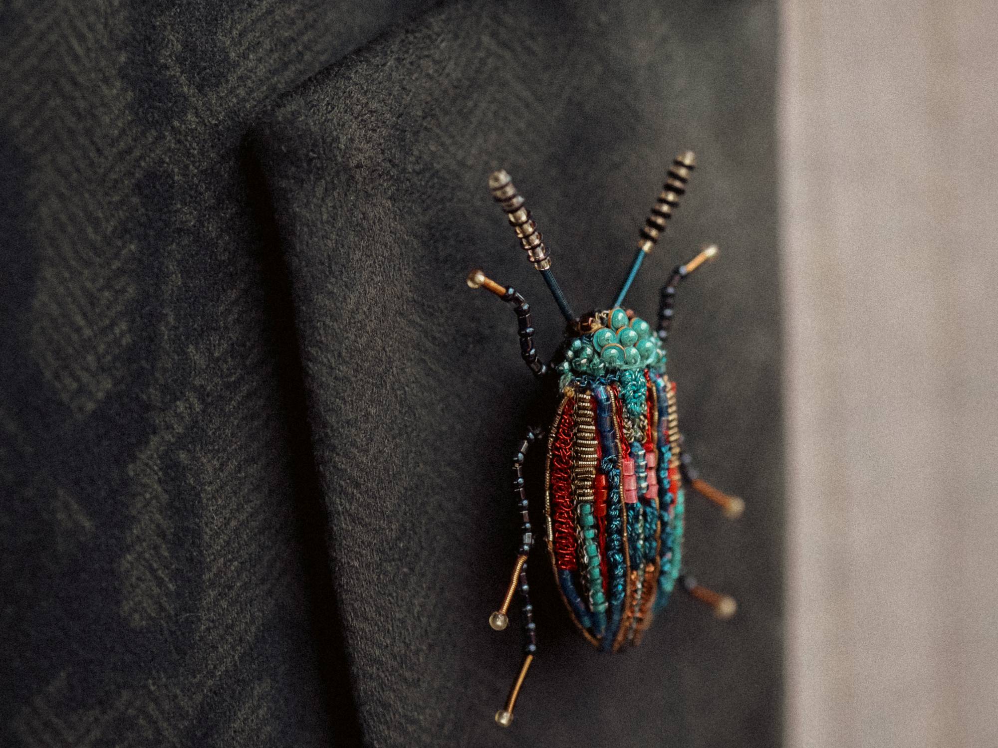 handgeborduurde broches